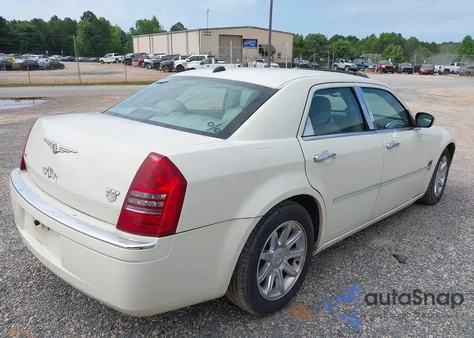 2005 Chrysler 300C z USA, uszkodzony, nr VIN 2C3JA63H65H577256